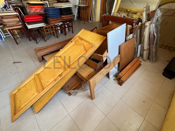 Diversas peças de mobiliário