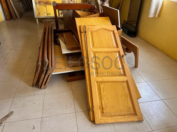 Diversas peças de mobiliário