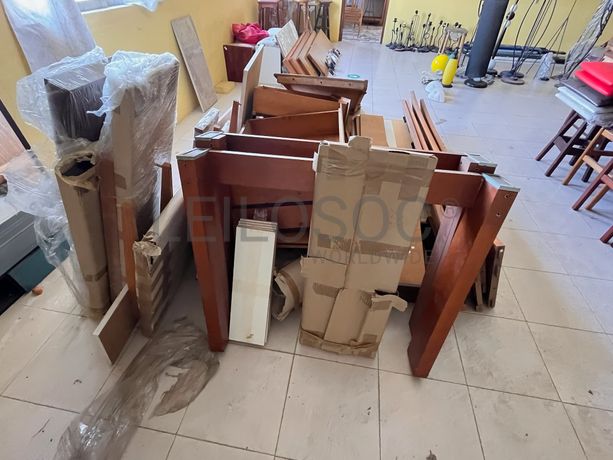 Diversas peças de mobiliário