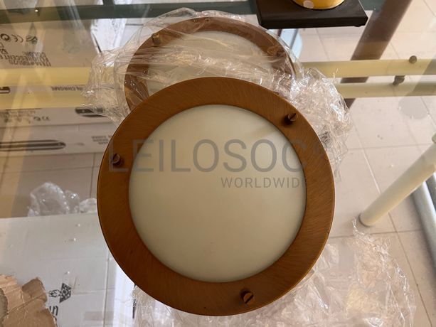 Apliques em madeira e vidro