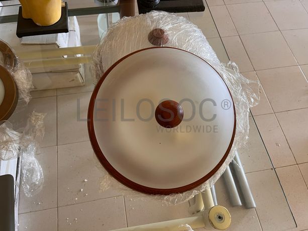 Apliques em madeira e vidro