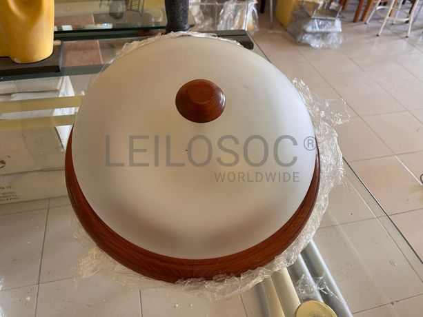 Apliques em madeira e vidro