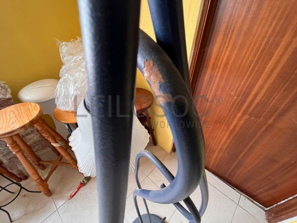 Candeeiro de pé alto em ferro