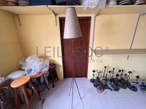 Candeeiro de pé alto em ferro