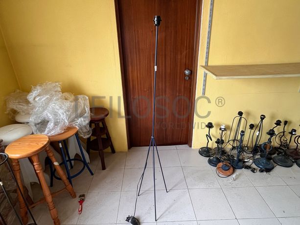 Candeeiro de pé alto em ferro