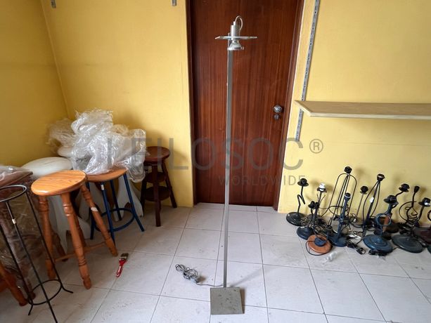 Candeeiro de pé alto em ferro