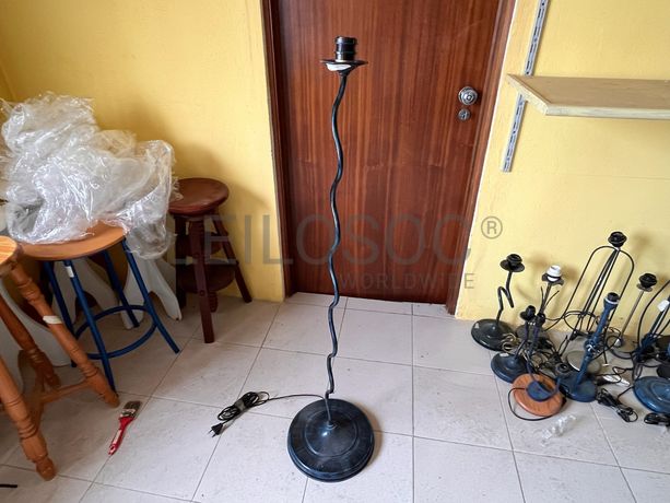 Candeeiro de pé alto em ferro