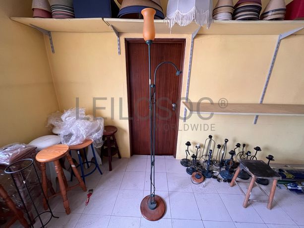 Candeeiro de pé alto em ferro