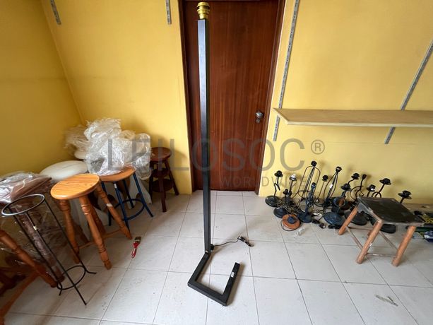 Candeeiro de pé alto em ferro