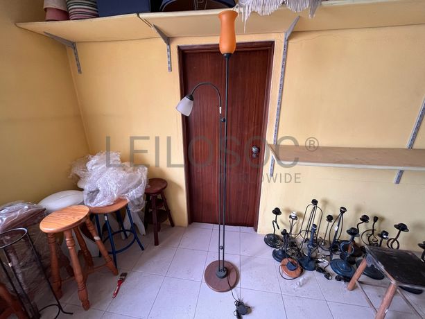 Candeeiro de pé alto em ferro