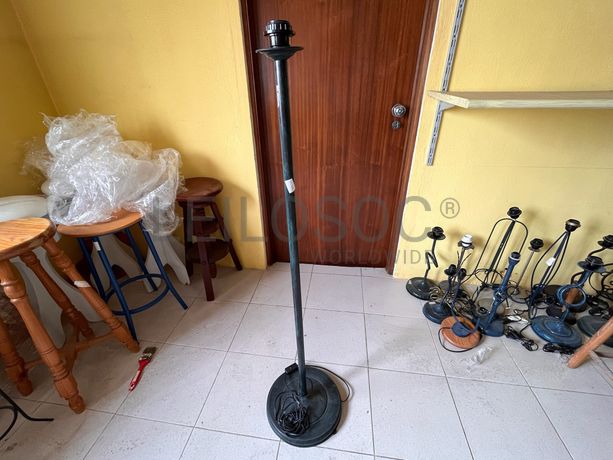 Candeeiro de pé alto em ferro