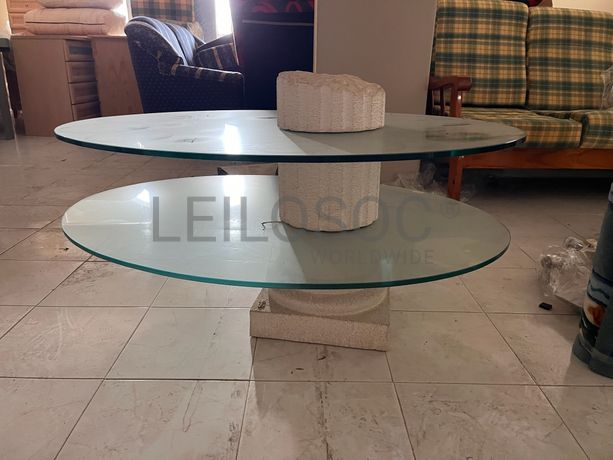 Mesa em vidro com suporte em pedra