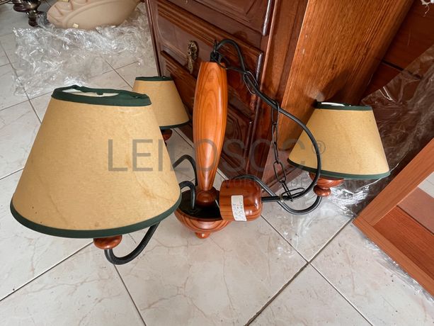 Candeeiro de teto em madeira