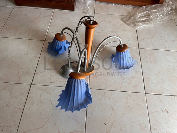 Candeeiro de teto em madeira