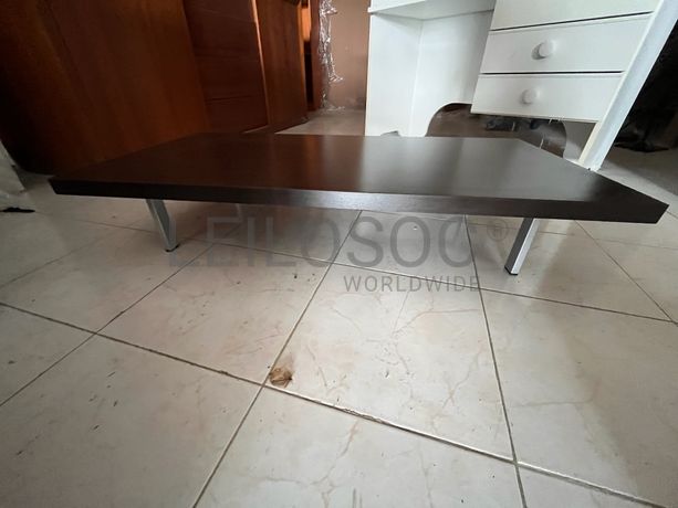 Mesa de centro em madeira e metal