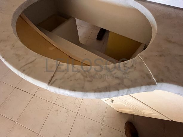 Móvel com tampo de mármore