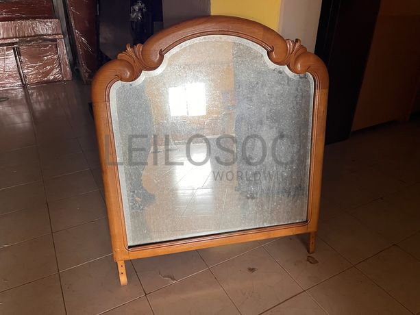 Espelho com moldura em madeira