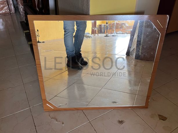 Espelho com moldura de madeira