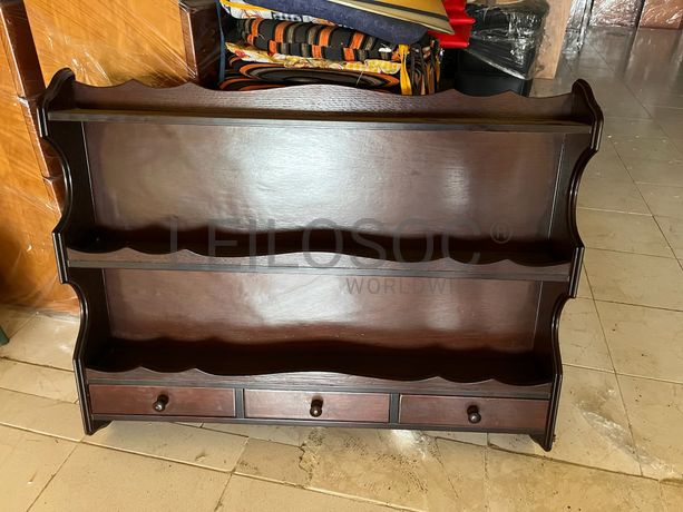 Móvel pequeno de madeira entalhada