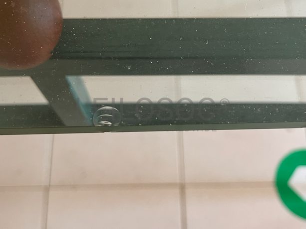 Mesa em madeira e ferro com tampo de vidro