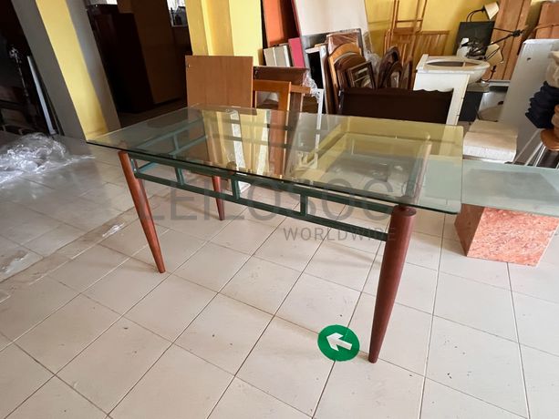 Mesa em madeira e ferro com tampo de vidro