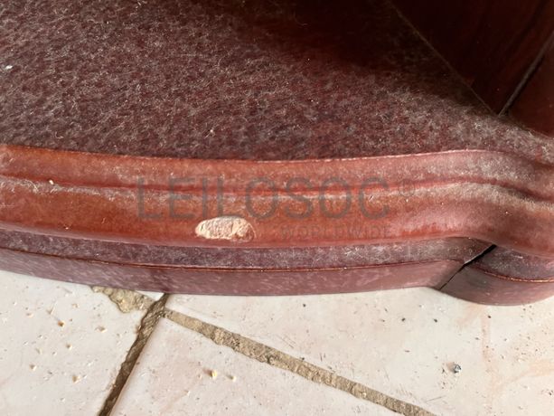 Consolas de madeira entalhada com tampo de mármore