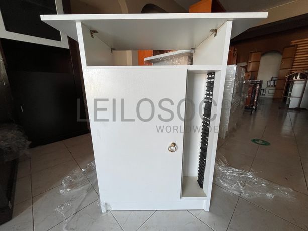 Lotes 106 a 140 · Mobiliário · Artigos de Decoração