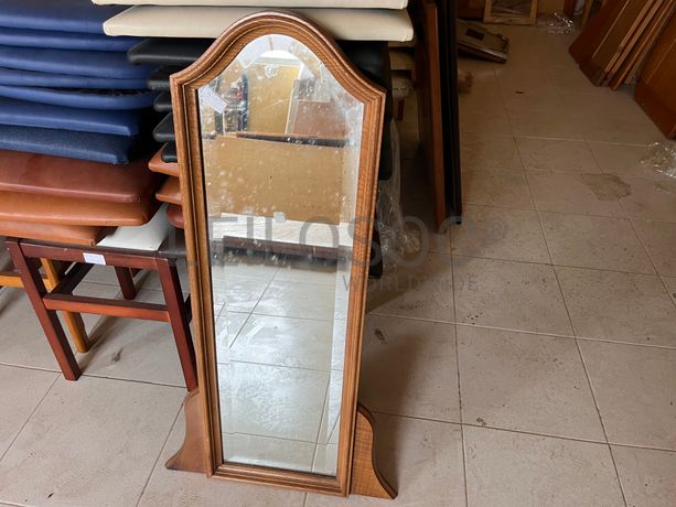 Lotes 211 a 245 · Mobiliário · Artigos de Decoração