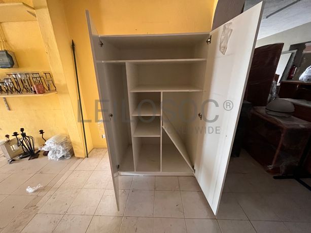 Lotes 211 a 245 · Mobiliário · Artigos de Decoração