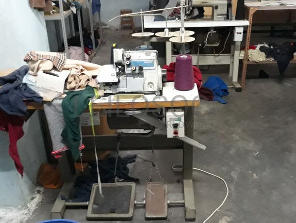 Máquina de costura corte e cose