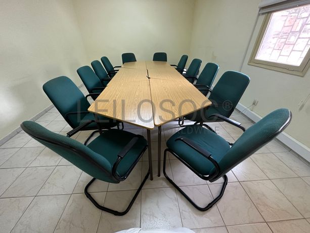 Mesa de escritório e 12 cadeiras