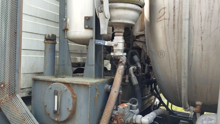 Camião MERCEDES-BENZ 1820 com Cisterna · Ano 1998