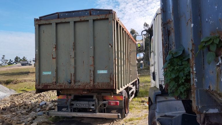 Volvo FL250 com grua · Ano 2002