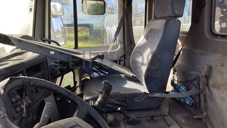 Volvo FL250 com grua · Ano 2002