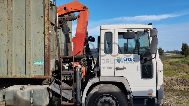 Volvo FL250 com grua · Ano 2002