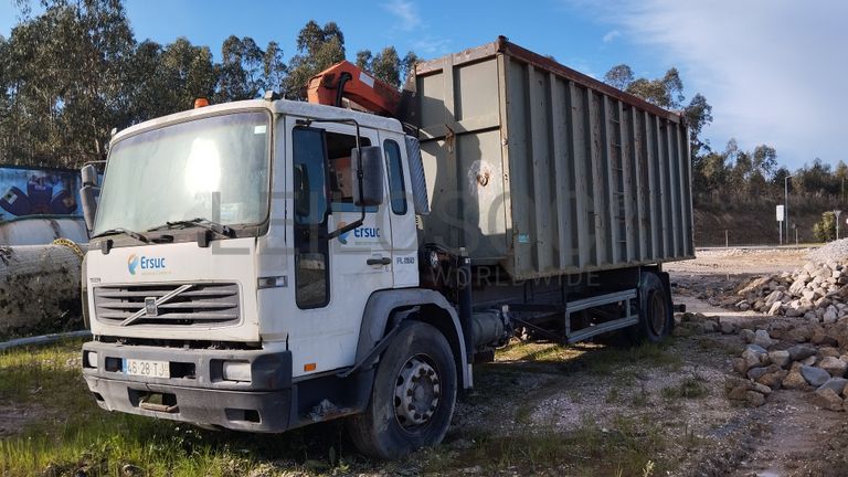 Volvo FL250 com grua · Ano 2002