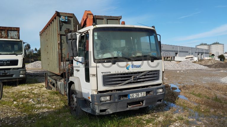 Volvo FL250 com grua · Ano 2002