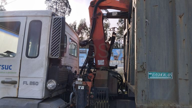 Volvo FL250 com grua · Ano 2002
