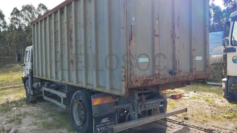 Volvo FL250 com grua · Ano 2002