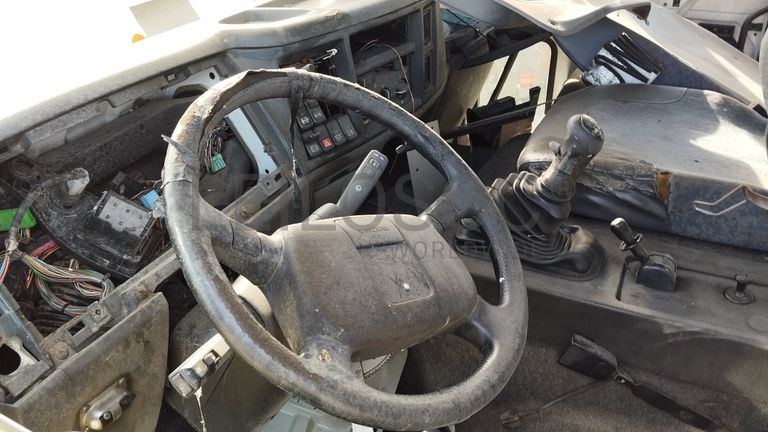 Volvo FL250 com grua · Ano 2002