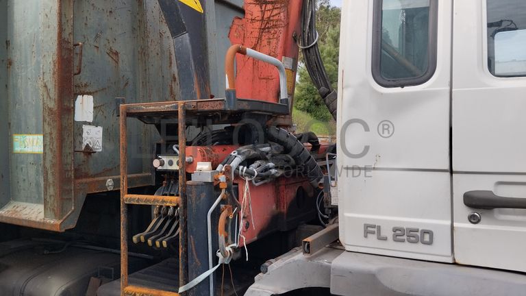Volvo FL250 com grua · Ano 2002