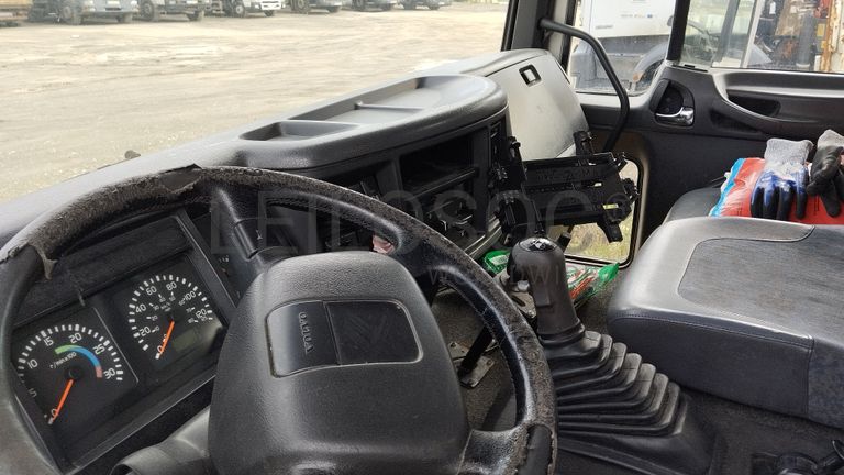 Volvo FL250 com grua · Ano 2002