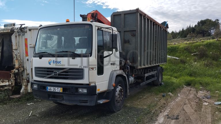 Volvo FL250 com grua · Ano 2002