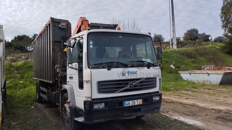Volvo FL250 com grua · Ano 2002
