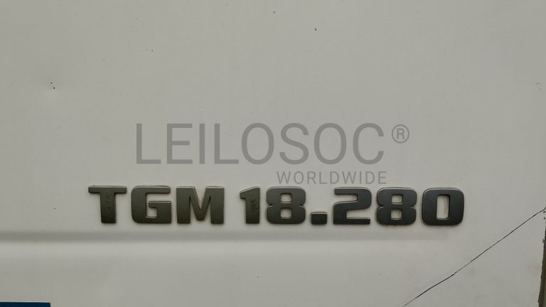 MAN TGM com caixa e grua