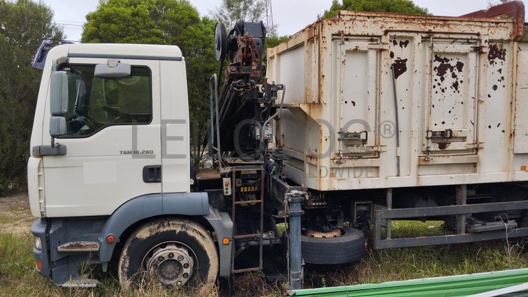 MAN TGM com caixa e grua