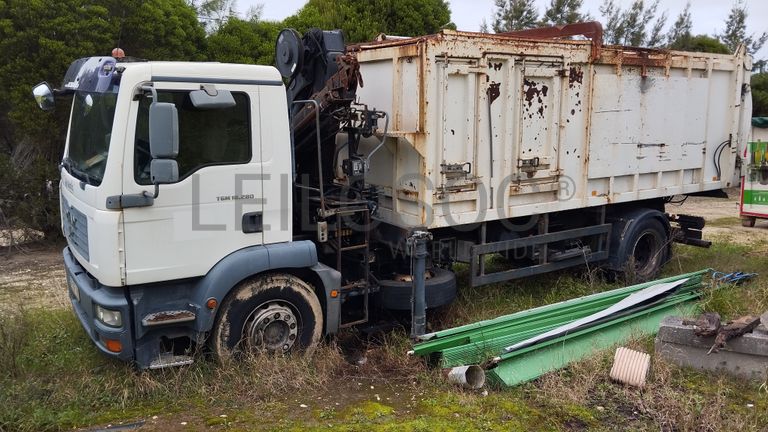 MAN TGM com caixa e grua