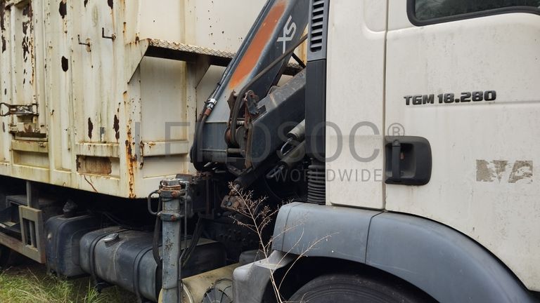 MAN TGM com caixa e grua