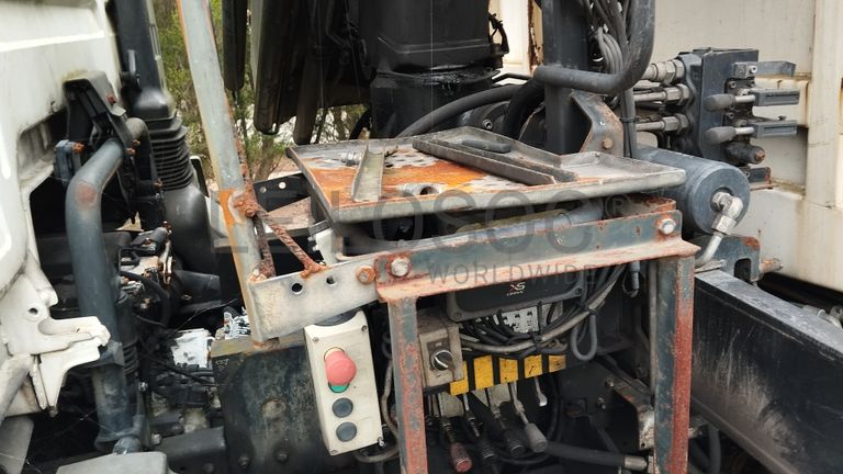 MAN TGM com caixa e grua