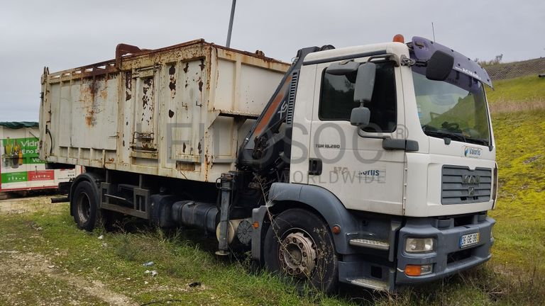 MAN TGM com caixa e grua